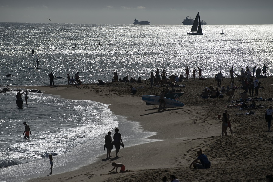 Κορωνοπάρτι στην Ισπανία: Αψήφησαν τα μέτρα και διασκέδασαν σε παραλία της Βαρκελώνης (Βίντεο)