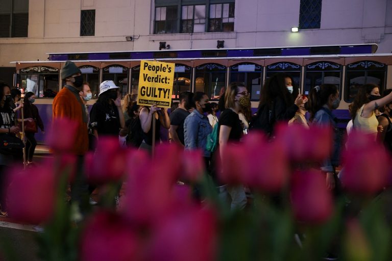 «Ανακούφιση» από την απόφαση ορόσημο της δικαιοσύνης στη δίκη Φλόιντ
