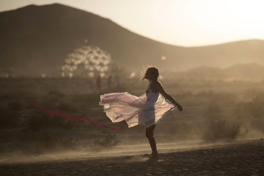 Οδηγώντας στον σουρεαλιστικό κόσμο του Burning Man