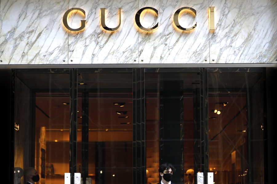 Στα «κάγκελα» οι εργαζόμενοι του οίκου Gucci – Καταγγέλλουν «κεκαλυμμένες μαζικές απολύσεις»