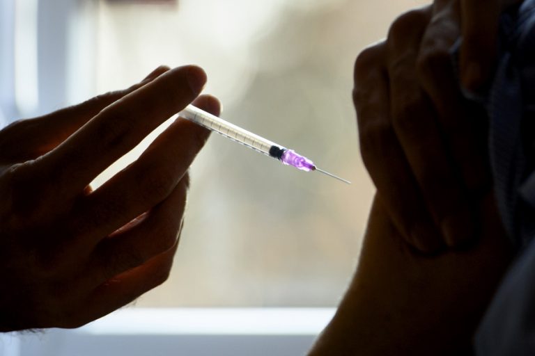 ECDC: Πόσοι πολίτες άνω των 50 ετών έχουν εμβολιαστεί στην Ελλάδα σε σύγκριση με άλλες χώρες