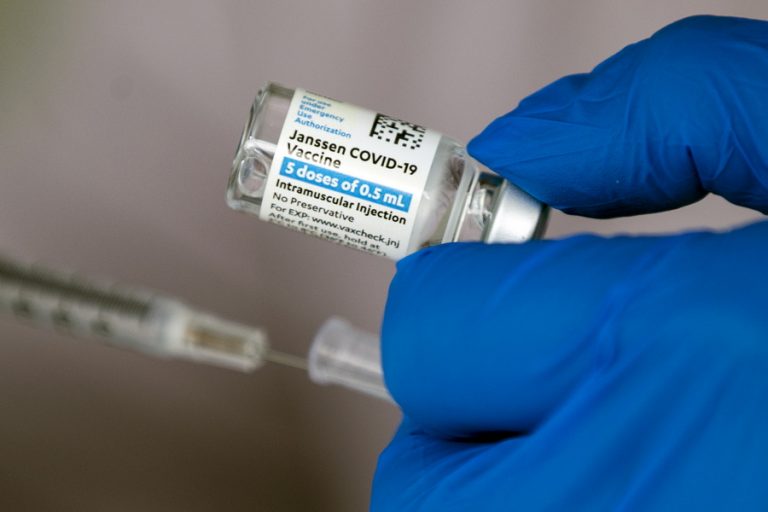Λινού για Johnson & Johnson: Αποφυγή στις γυναίκες κάτω των 50- Να μην αποσυρθεί το εμβόλιο