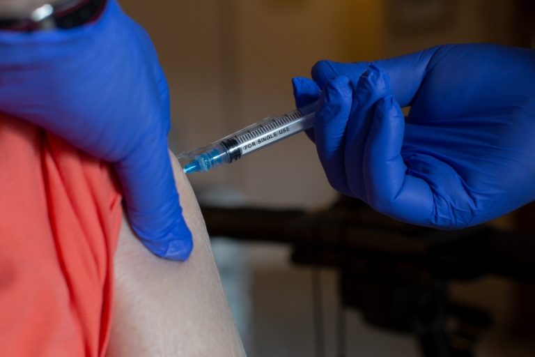 Με τον υποχρεωτικό εμβολιασμό 220.000 πολίτες άνω των 60 εμβολιάστηκαν σε 45 ημέρες