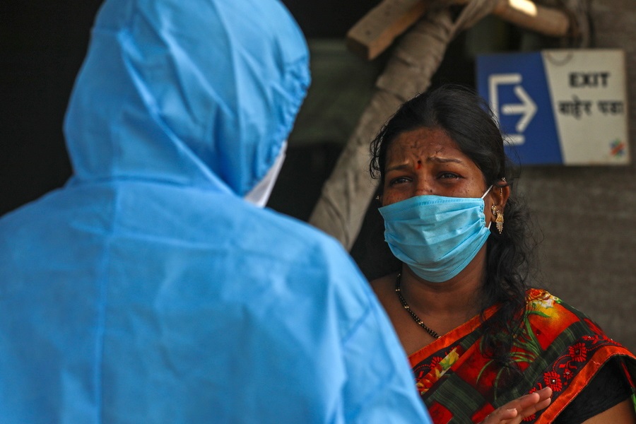 Για 12η μέρα ξεπέρασαν τα 300.000 τα κρούσματα του κορωνοϊού στην Ινδία