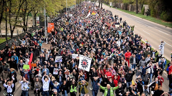 Γερμανία: Διαδήλωση κατά των μέτρων για την πανδημία στη Στουτγάρδη