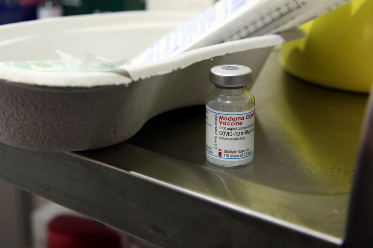 Εξαδάκτυλος: «Όχι» σε μαζικό εμβολιασμό παιδιών- «Καμπανάκι» για τους άνω των 60