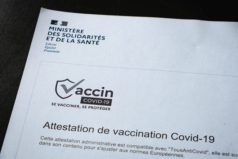 Η Γαλλία σχεδιάζει την κατάργηση του πάσου εμβολιασμού