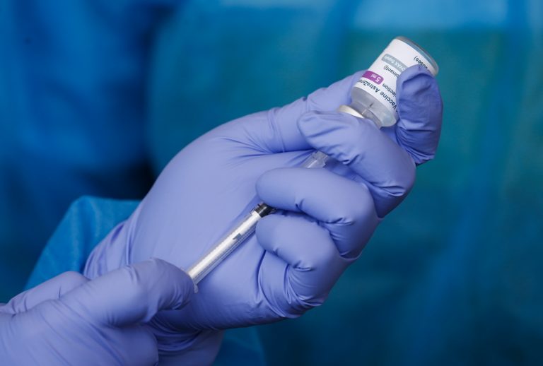 J&J και AstraZeneca συμμετέχουν σε έρευνα για πιθανή τροποποίηση των εμβολίων λόγω των θρομβώσεων
