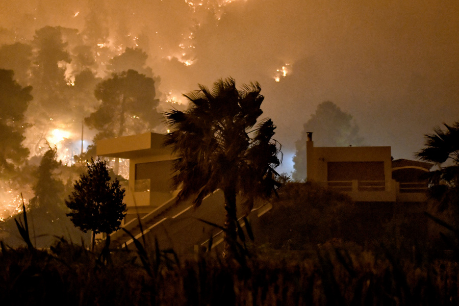Μαίνεται η μεγάλη δασική πυρκαγιά στο Σχίνο Λουτρακίου Κορινθίας – Διαδοχικά μηνύματα από το «112»