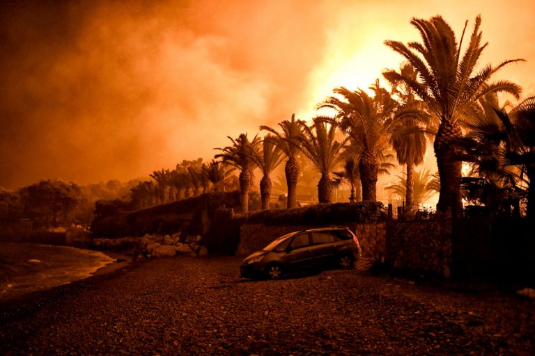 Εφιαλτική η κατάσταση στην Κεφαλονιά λόγω πυρκαγιάς – Εκκενώνονται οι οικισμοί Μαρκόπουλο, Κρεμμύδι και Πάστρα