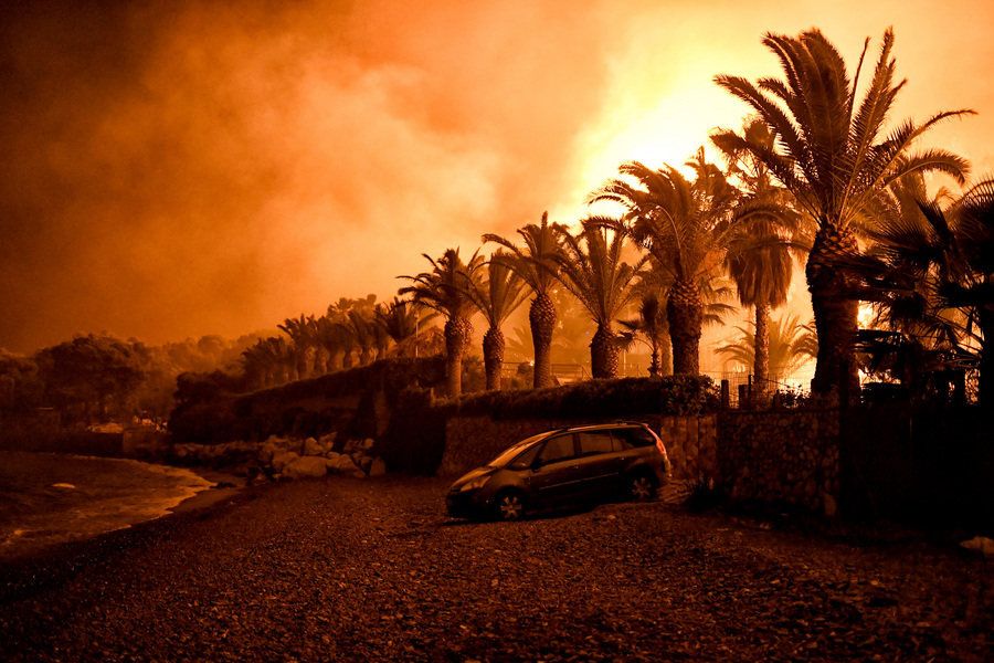Εφιαλτική η κατάσταση στην Κεφαλονιά λόγω πυρκαγιάς – Εκκενώνονται οι οικισμοί  Μαρκόπουλο, Κρεμμύδι και Πάστρα