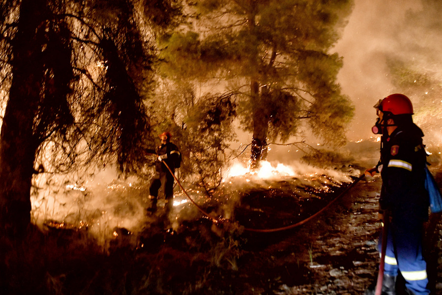 Φωτιά στην Κορινθία: Όλες οι ελπίδες στα εναέρια μέσα- Ολονύχτια μάχη με φλόγες και θυελλώδεις ανέμους