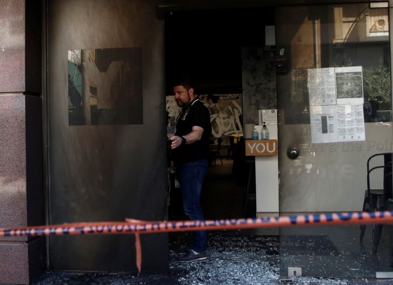 Εμπρηστική επίθεση τα ξημερώματα σε δύο επιχειρήσεις της συζύγου του Νίκου Χαρδαλιά στον Βύρωνα