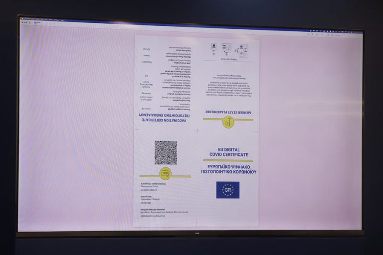 Ξεκινά ανθρωποκυνηγητό για πλαστά πιστοποιητικά εμβολιασμού – Στο στόχαστρο γιατροί και φαρμακοποιοί