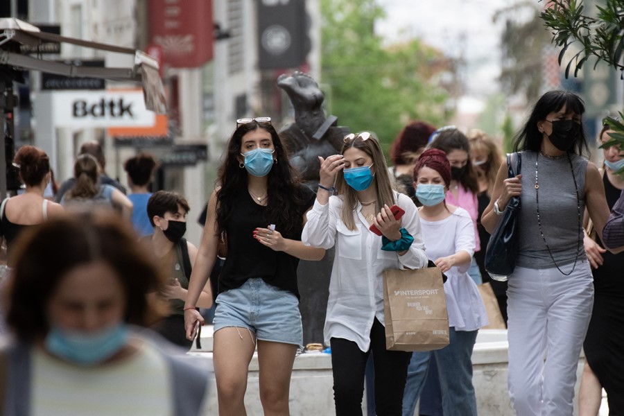 Έπεσε κάτω από τα 40 ο μέσος όρος ηλικίας ασθενών COVID-19