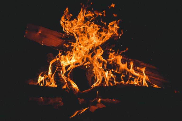 Φωτισμός «φωτιά» σε δάσος: Τόσο ρεαλιστικός που κάλεσαν την πυροσβεστική