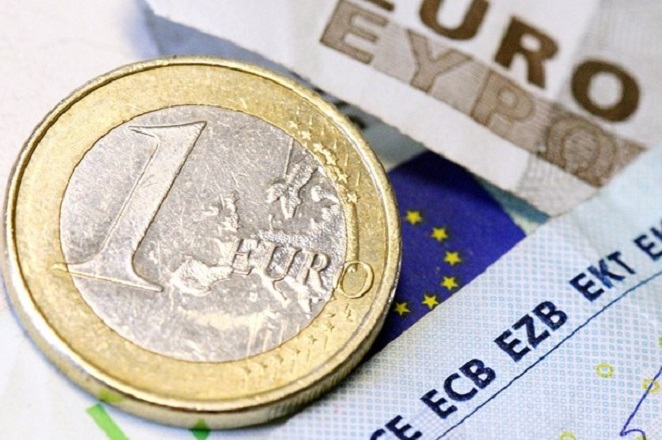 Σε ελεύθερη πτώση το ευρώ – Σε απόλυτη ισοτιμία 1:1 με δολάριο, έπειτα από 20 χρόνια 