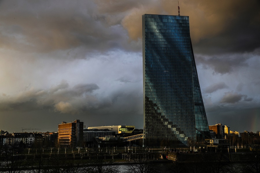 Ετοιμάζεται να αφήσει στη μοίρα τους η ΕΚΤ όσες τράπεζες κοστίζουν τεράστιες πληρωμές τόκων;