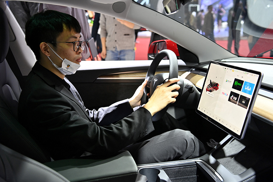 Γιατί η Tesla ανακαλεί σχεδόν κάθε αυτοκίνητο που έχει πουλήσει στην Κίνα