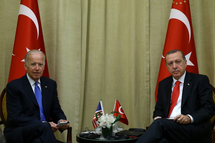 Bloomberg πριν τη συνάντηση Μπάιντεν με Ερντογάν: «Η Τουρκία να καταλάβει ότι είναι ανεπιθύμητη»