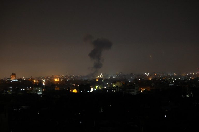 Ανάφλεξη στη Γάζα, τρίζει η εκεχειρία – Πλήγματα του Ισραήλ, μετά από επίθεση με φονικά «μπαλόνια» των Παλαιστινίων