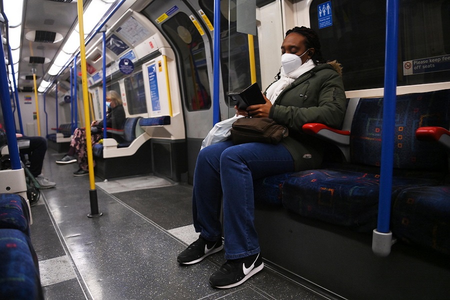 Το δίκτυο συγκοινωνιών του Λονδίνου αίρει την υποχρεωτική χρήση μάσκας
