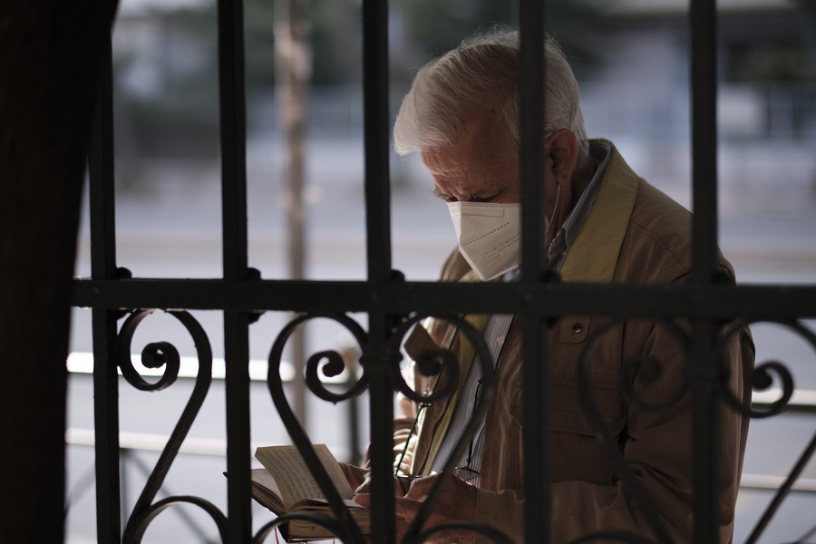 Τέλος η μάσκα σε εξωτερικούς χώρους από σήμερα- Σε ποιες περιπτώσεις παραμένει υποχρεωτική