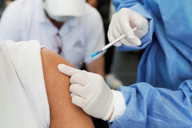 Τι συμβαίνει με όσους εμβολιασμένους νοσούν βαριά ή πεθαίνουν