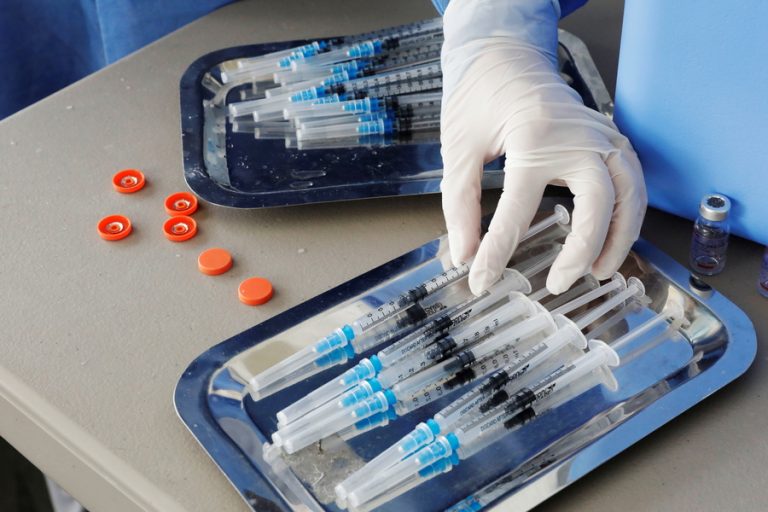 Ρινικό εμβόλιο ετοιμάζει η Γαλλία – Τι έδειξαν οι προκλινικές δοκιμές