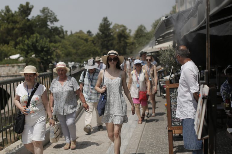 Γερμανική «ένεση» στον ελληνικό τουρισμό με 260.000 αφίξεις τον Ιούνιο