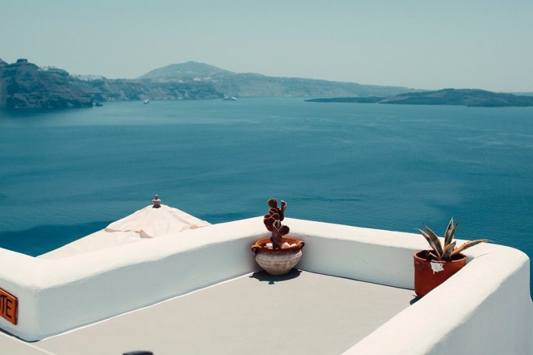Daily Mail: Στην πράσινη λίστα η Ελλάδα για τους Βρετανούς τουρίστες από τις 19 Ιουλίου