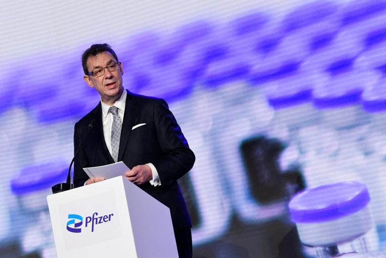 Γιατί η Pfizer άλλαξε το όνομα το εμβολίου της κατά του κορωνοϊού και πώς το «βαφτίζει»