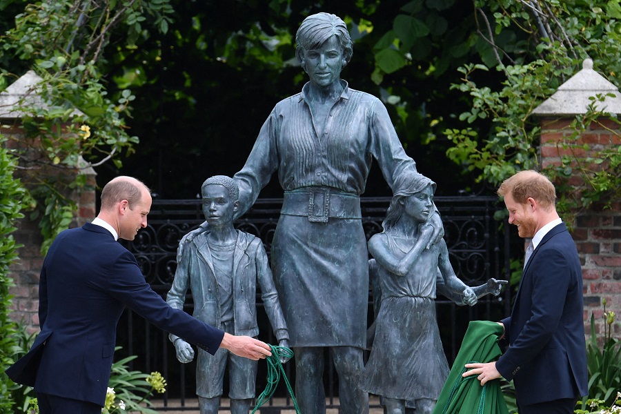 Οι πρίγκιπες Ουίλιαμ και Χάρι έκαναν τα αποκαλυπτήρια του αγάλματος της μητέρας τους