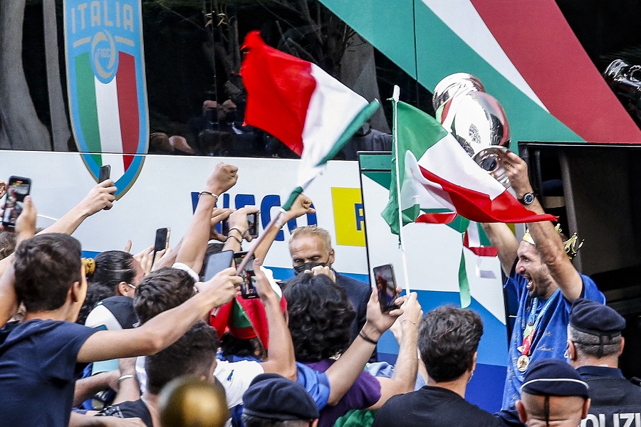 Ματαρέλα και Ντράγκι υποδέχονται την Εθνική Ιταλίας- Εκατοντάδες πολίτες στο καλωσόρισμα