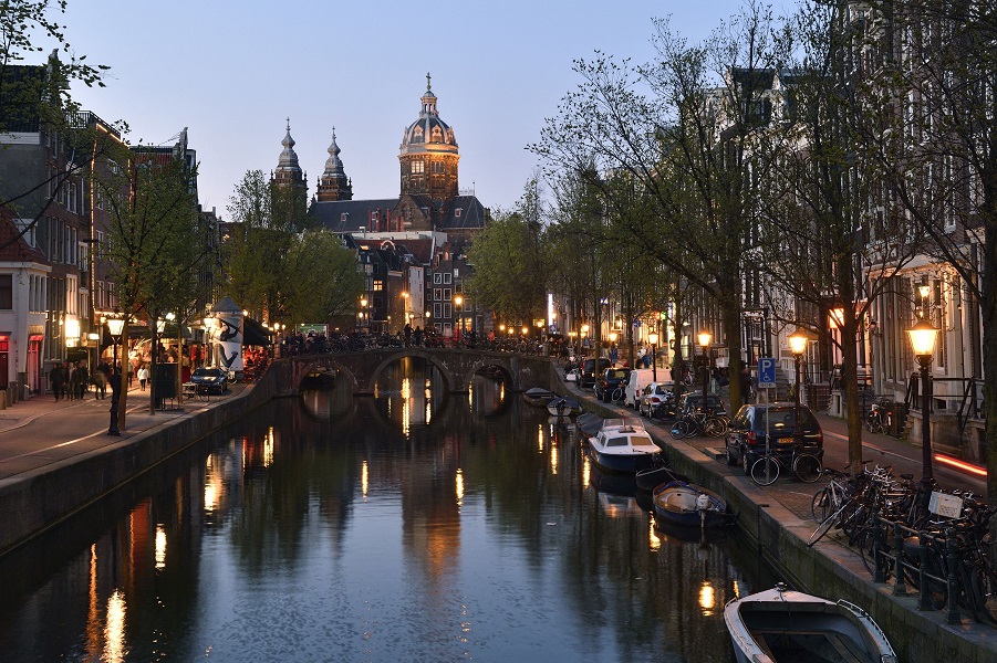 Σε κανάλι του Άμστερνταμ, η πρώτη στον κόσμο ατσάλινη γέφυρα από τρισδιάστατο εκτυπωτή