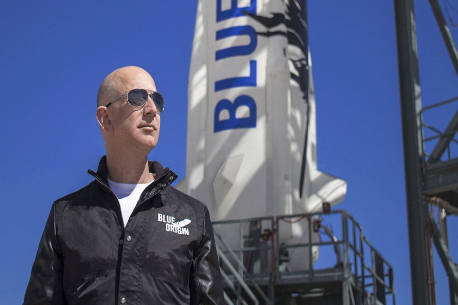 Μπέρνι Σάντερς προς Τζεφ Μπέζος: «Καλά τα ταξίδια στο Διάστημα, αλλά να πληρώσεις και κανένα φόρο»