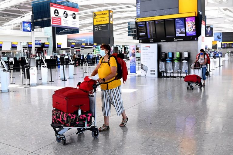 Η βρετανική κυβέρνηση προσπαθεί να «μαζέψει» το χάος στα αεροδρόμια κατά τη διάρκεια του καλοκαιριού