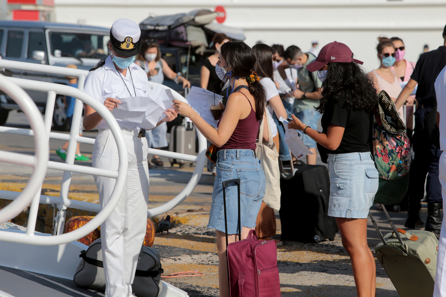 Αυξημένη η κίνηση στο λιμάνι του Πειραιά: Σαλπάρουν με rapid test και πιστοποιητικό εμβολιασμού