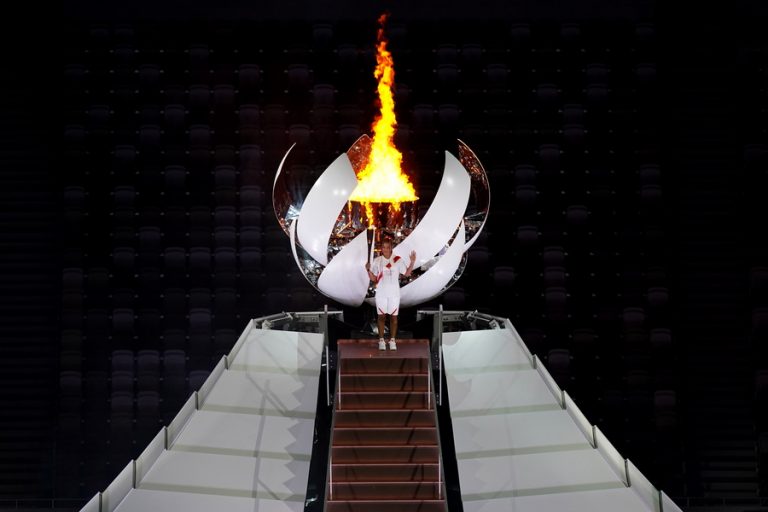 Άναψε η Ολυμπιακή φλόγα στο Τόκιο σε μια τελετή έναρξης χωρίς θεατές