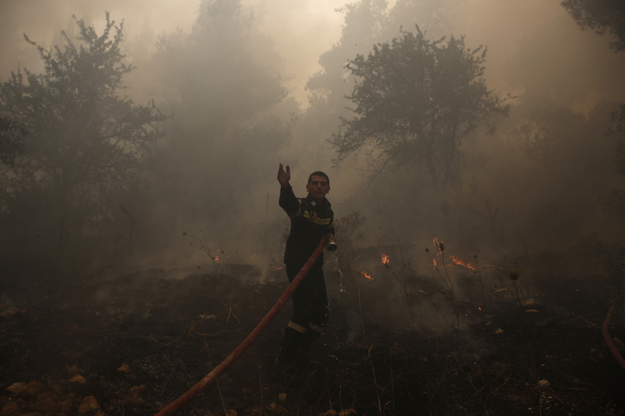 Μεγάλη φωτιά στη Δροσιά Αχαΐας- Προληπτική εκκένωση οικισμού