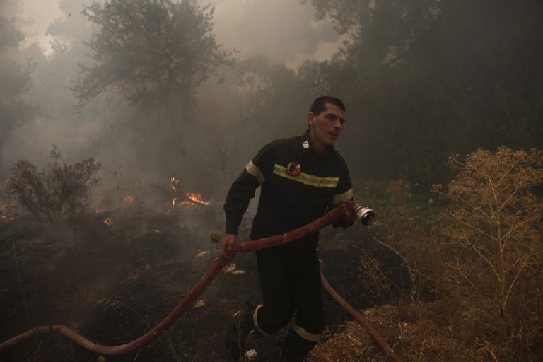 Μαίνεται πυρκαγιά στην Ερμιονίδα- Στο νοσοκομείο πυροσβέστης με αναπνευστικά προβλήματα