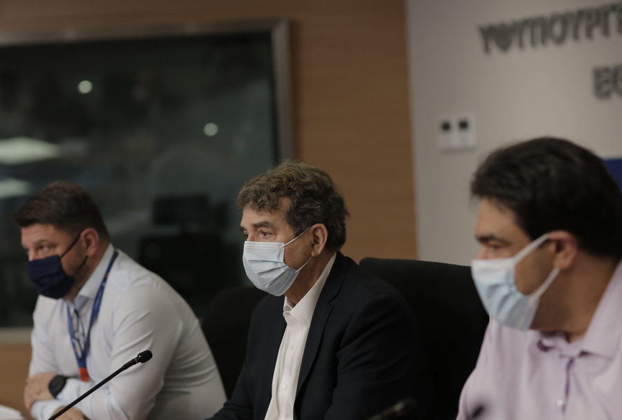 Χρυσοχοΐδης για τον καύσωνα: Θα ανακοινωθούν έκτακτα μέτρα για την προστασία των εργαζομένων