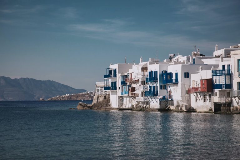 Τα νέα πλάνα του υπουργείου Τουρισμού για Μύκονο και Σαντορίνη