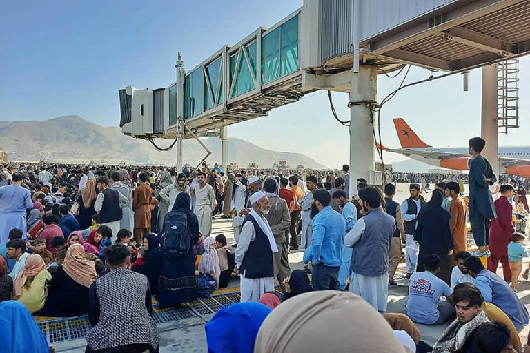 Χαοτικές σκηνές στο αεροδρόμιο της Καμπούλ – Πέντε άνθρωποι ποδοπατήθηκαν μέχρι θανάτου