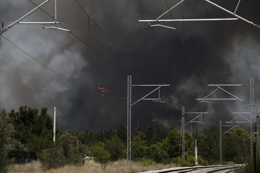 Μεγάλη φωτιά σε εξέλιξη στη Βαρυμπόμπη – Κλειστή η Εθνική Οδός Αθηνών – Λαμίας