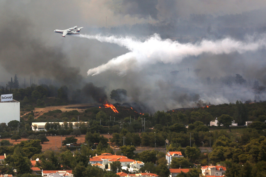 Εκκενώνονται σπίτια στη Βαρυμπόμπη λόγω της μεγάλης πυρκαγιάς