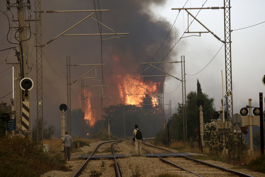 Τι λέει ο ΑΔΜΗΕ για την πυρκαγιά που ξέσπασε στη Βαρυμπόμπη