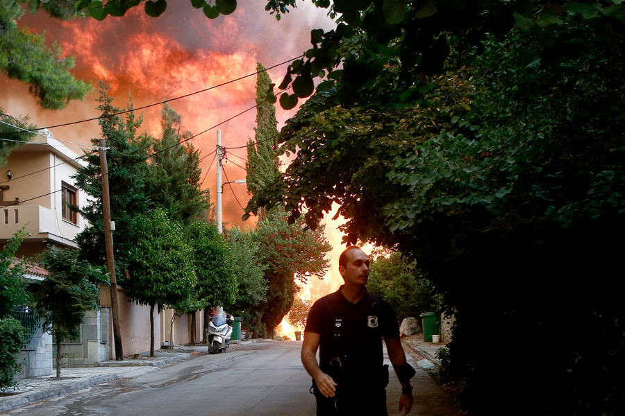 Η τρομακτική στιγμή των εκρήξεων την ώρα της φωτιάς στη Βαρυμπόμπη (βίντεο)