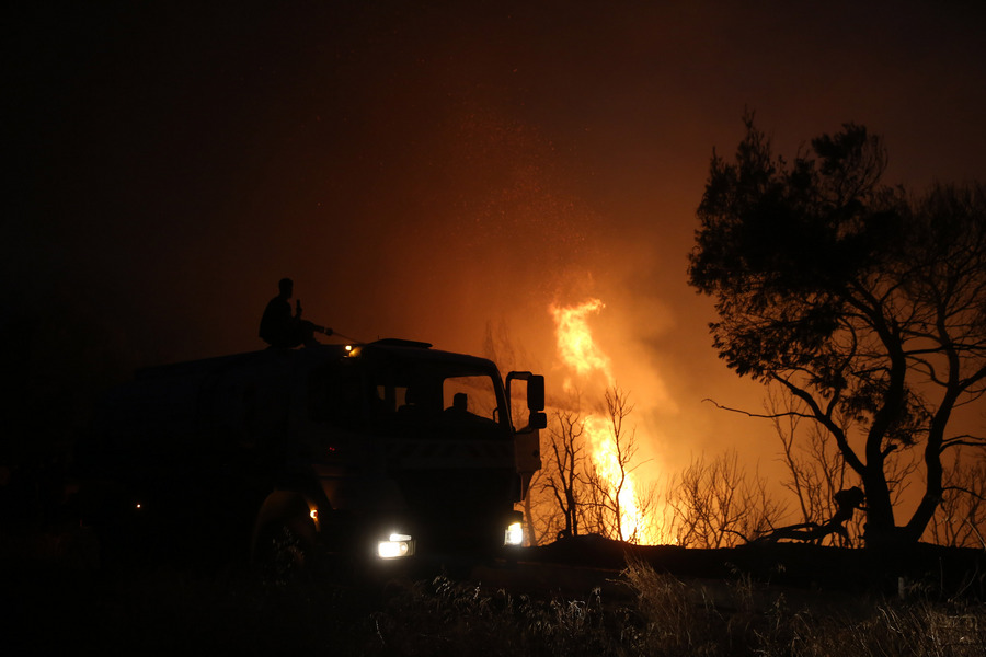 Κάηκε μεγάλο μέρος του κτήματος Τατοΐου- Γλίτωσαν τα ιστορικά κτίρια και τα έργα τέχνης