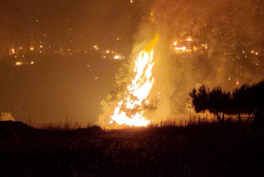 Διαρκείς αναζωπυρώσεις στην Εύβοια- Μάχη για τη διάσωση της Αρχαίας Ολυμπίας